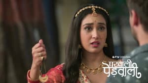 Jeetu Tries to Stop Latika From Leaving