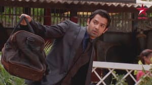Arnav Struggles to Adjust