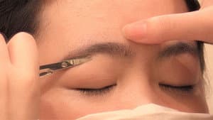 Hair and Makeup Salon: Grooming the Eyebrows and Mind