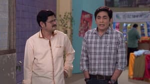 Teeka and Malkhan Steal Liquor From Masterji's House