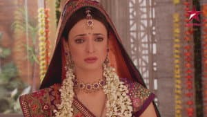 Arnav Insults the Guests