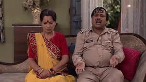 Malaika argues with Happu for taking bribes - Happu Ki Ultan Paltan