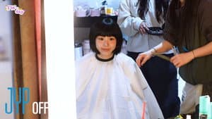 First ever 😮 CHAEYOUNG's foot makeup show 🦶 Who's watching? 💚🍇