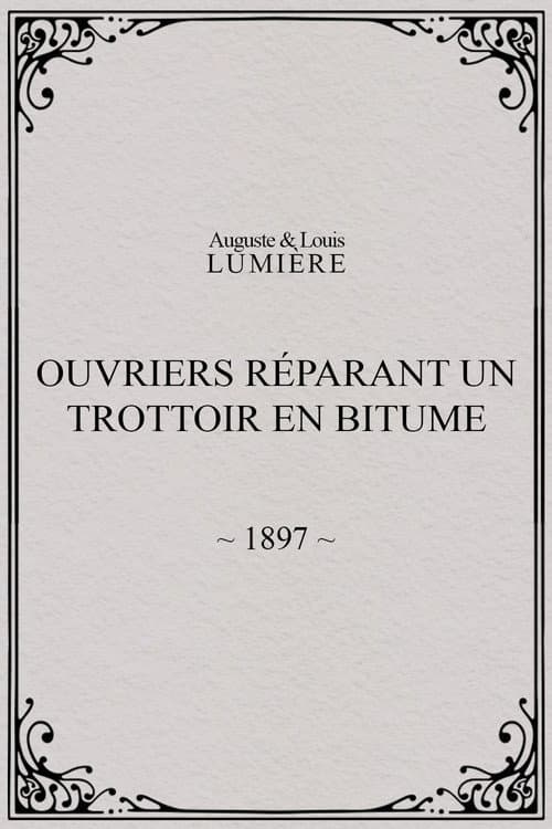 Ouvriers réparant un trottoir en bitume
