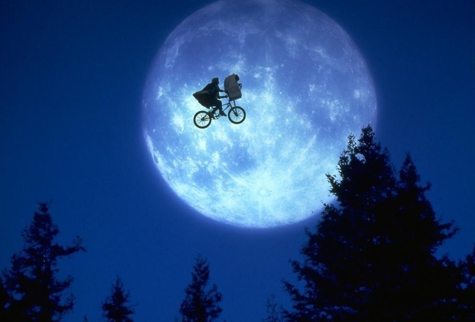 Escena icónica de la película E.T. el extraterrestre