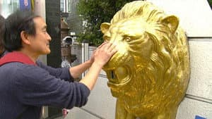 Lion Statue Donations at Shinjuku Station